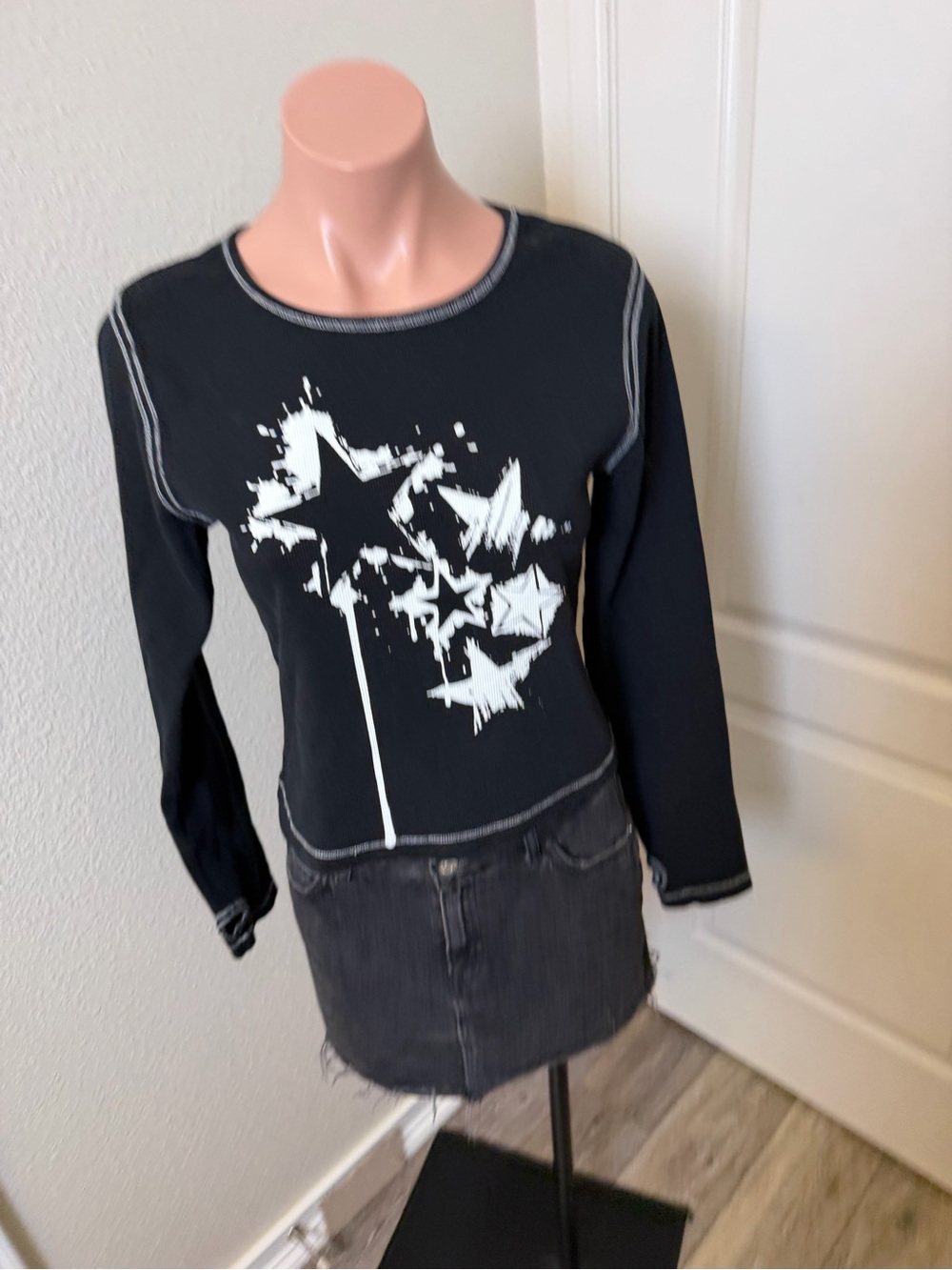 Hot Topic Black Long-Sleeve Star Graphic Tee